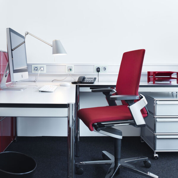 Produktbild BRW 060 130  -  Brüstungskanal BRW 60x130/80, Aluminium reinweiss RAL 9010 BRA-UT, Unterteil ohne Bodenlochung, mit DIN-Mont